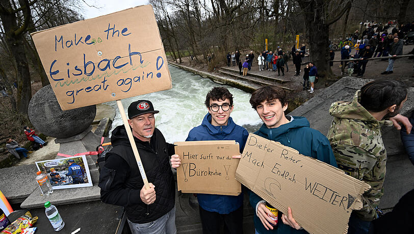 Die Br&uuml;der Elliott (Mittre) und Tommy van Luchem (r.) wohnen in der N&auml;he und sind mit der Eisbachwelle aufgewachsen. Fast t&auml;glich sind sie nach der Schule hier gewesen und gesurft.