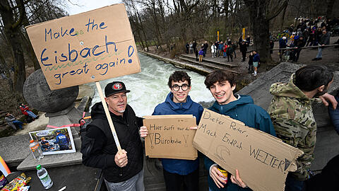 Die Br&uuml;der Elliott (Mittre) und Tommy van Luchem (r.) wohnen in der N&auml;he und sind mit der Eisbachwelle aufgewachsen. Fast t&auml;glich sind sie nach der Schule hier gewesen und gesurft.