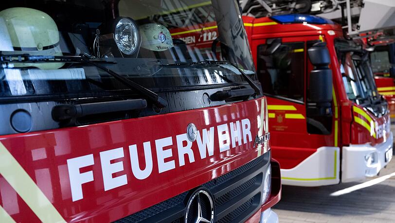 Die Feuerwehr l&ouml;scht den Brand. (Symbolbild)