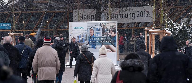 Hunderte Beschäftigte von Nokia Siemens
Networks (NSN) und Osram haben am Dienstag in München vor der
Hauptversammlung von Siemens demonstriert.