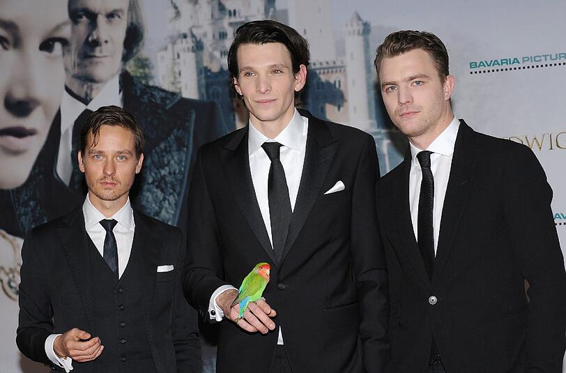 Die Darsteller Tom Schilling (l-r), Sabin Tambrea und Friedrich Mücke bei der Filmpremiere im HVB Forum in München.
