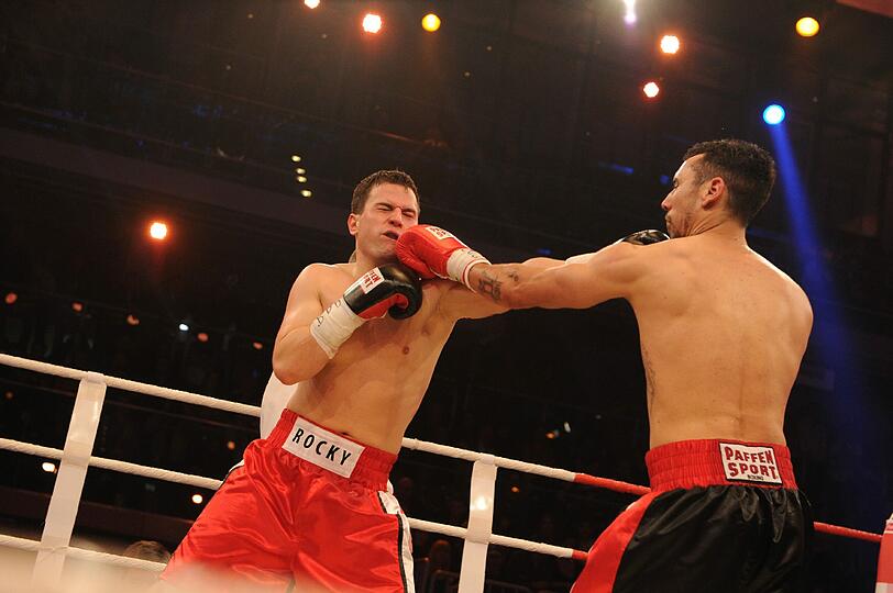 Sie gaben alles, schlugen sich mit K.O.-Hieben aus dem Ring - Die Bilder vom großen Sat.1-Promiboxen am Freitagabend.