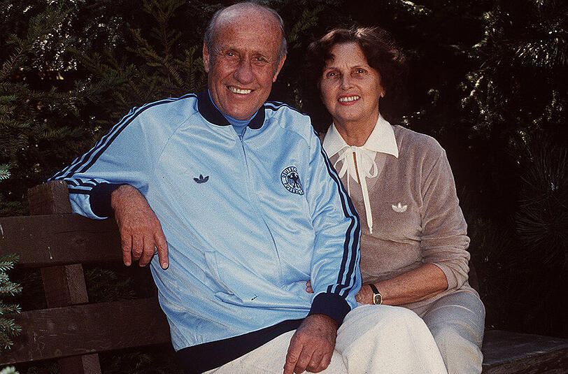 Helmut Schön mit seiner Frau Anneliese im Garten seines Hauses in Wiesbaden-Klarenthal im September 1980. Am 23. Februar 1996 starb der bislang erfolgreichste Bundestrainer.
