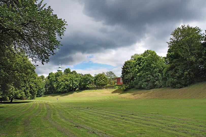Immer wieder auf und nieder: Radler, Jogger, wilde Kinder &ndash; an den Isarhängen zwischen dem Gasteig und der Kirche St. Georg in Bogenhausen kann man es sportlich angehen lassen, denn der Weg ist quasi eine Berg- und Talfahrt entlang des Isarbogens, der östlichen Hangkante Münchens. Vorbei an Maximilianeum und Friedensengel geht&rsquo;s nordöstlich bis nach St. Emmeram.