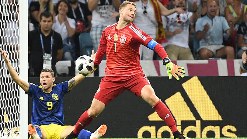Manuel Neuer (Deutschland) - Es ist, als wäre der Keeper nie weggewesen. Die beiden Gegentore gegen Mexiko und Schweden sind klar der Abwehr und nicht dem Torwart anzukreiden. Neuer macht eine starke und souveräne Figur, auf und neben dem Platz. Glanzparaden waren allerdings noch keine notwendig, ebenso wie sein Libero-Spiel. Note: 2