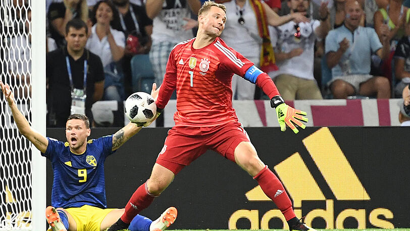 Manuel Neuer (Deutschland) - Es ist, als wäre der Keeper nie weggewesen. Die beiden Gegentore gegen Mexiko und Schweden sind klar der Abwehr und nicht dem Torwart anzukreiden. Neuer macht eine starke und souveräne Figur, auf und neben dem Platz. Glanzparaden waren allerdings noch keine notwendig, ebenso wie sein Libero-Spiel. Note: 2 Manuel Neuer (Deutschland) - Es ist, als wäre der Keeper nie weggewesen. Die beiden Gegentore gegen Mexiko und Schweden sind klar der Abwehr und nicht dem Torwart anzukreiden. Neuer macht eine starke und souveräne Figur, auf und neben dem Platz. Glanzparaden waren allerdings noch keine notwendig, ebenso wie sein Libero-Spiel. Note: 2