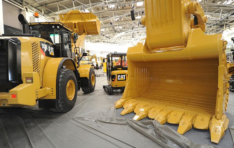 Einfach riesig: Der gelbe Gigant. Sein Arm wirkt wie der eines Riesen, seine Schaufel wie die Pranke des Herkules: Mit einem Einsatzgewicht von 220 Tonnen ist der Tieflöffel-Hydraulikbagger 6020B die größte Maschine der US-Firma Caterpillar auf der Bauma. Der 1300 PS gelbe Gigant wird in Minen eingesetzt &ndash; und ist laut Hersteller eine &bdquo;einfache, aber zuverlässige Maschine&ldquo;.