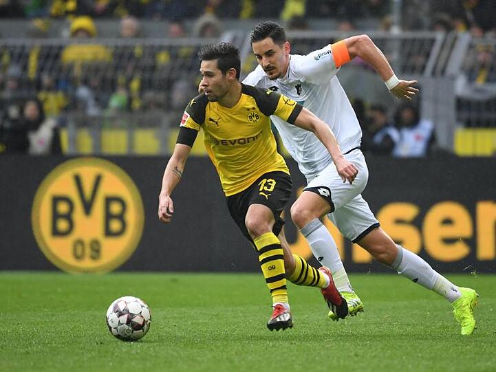 Dortmunds Raphael Guerreiro (l) im Zweikampf gegen Hoffenheims Kapitän Benjamin Hübner.