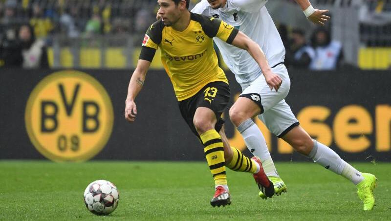 Dortmunds Raphael Guerreiro (l) im Zweikampf gegen Hoffenheims Kapitän Benjamin Hübner. Dortmunds Raphael Guerreiro (l) im Zweikampf gegen Hoffenheims Kapitän Benjamin Hübner.
