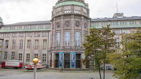 Neben dem großen Sommer-Quartier im Innenhof des Deutschen Museums München werden vom Eulenspiegel Flying Circus auch weitere Spielstätten in München und auf dem bayerischen Land bespielt.