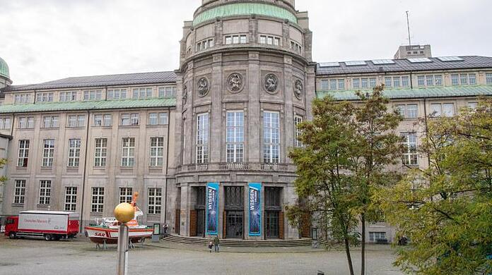 Neben dem großen Sommer-Quartier im Innenhof des Deutschen Museums München werden vom Eulenspiegel Flying Circus auch weitere Spielstätten in München und auf dem bayerischen Land bespielt.