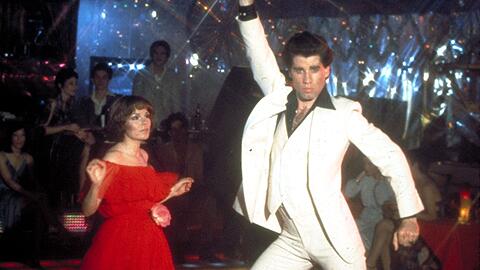 John Travolta (mit Karen Lynn Gorney) war die Rolle des Disco-Tanzgottes Tony wie auf den Leib geschneidert.