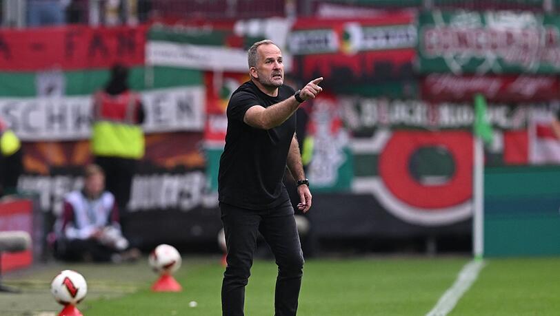 Augsburgs Trainer Manuel Baum bei der 2:3-Niederlage in Bremen.