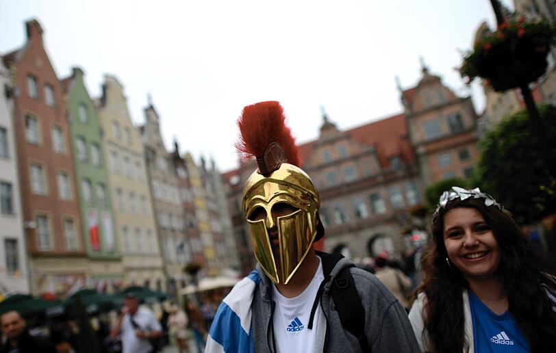 Hier kommen die Fans: Deutsche und griechische Anhänger feiern in Danzig.