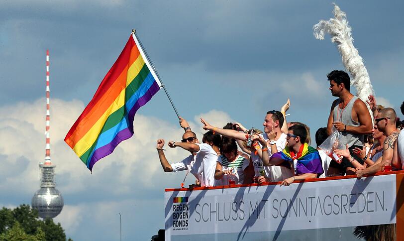 Christopher Street Day in Berlin: Die Bilder von der buntesten Parade der Stadt zum Durchklicken.