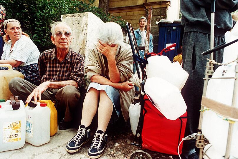 Eine Frau bricht am 11.7.1993 an einer Wasserausgabestelle in Sarajevo in Tränen aus, als sie nach stundenlangem Warten erfährt, das es kein Trinkwasser gibt. Über drei Wochen lang waren die 35.000 Einwohner der bosnischen Hauptstadt Sarajevo ohne Wasser und Strom.
