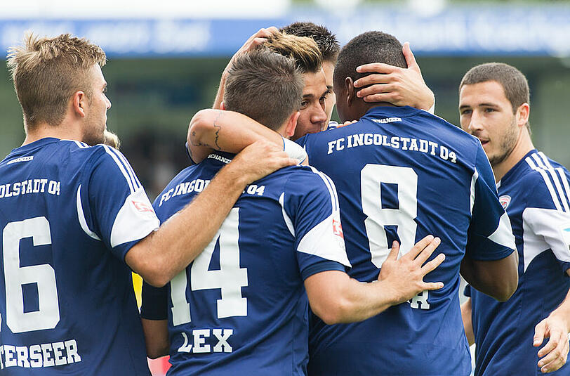 Die Ingolstadt-Spieler feiern den Treffer zum 1:0 durch Stefan Lex gegen den SV Sandhausen.