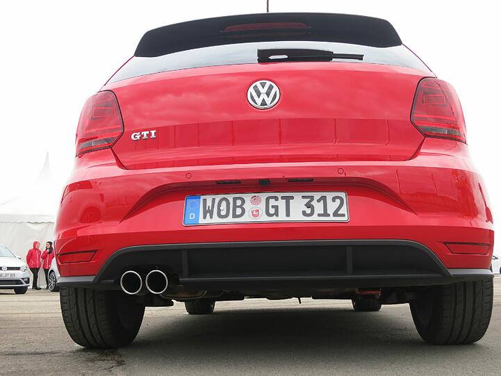 Dem neuen VW Polo GTI sieht man natürlich wieder außen wie innen seine jetzt 192 PS an.