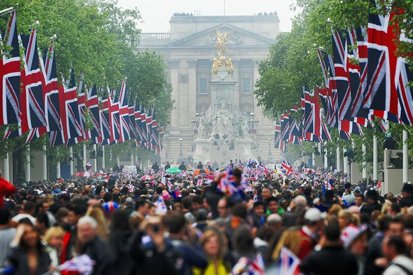 Die Trauung, die Kutschfahrt, der Kuss - die schönsten Bilder von der Traumhochzeit in London.