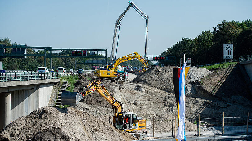 Bauarbeiter arbeiten am 12.09.2016 am Ausbau der Autobahn 99 in München. Zwischen dem Autobahnkreuz München Nord und Aschheim/Ismaning soll die Autobahn achtspurig ausgebaut werden.