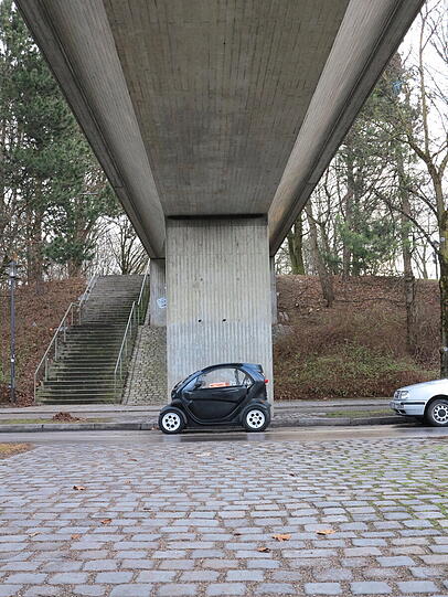 Einen Parkplatz findet der Renault unter der Fußgängerbrücke an der Fritz-Erler-Strasse.