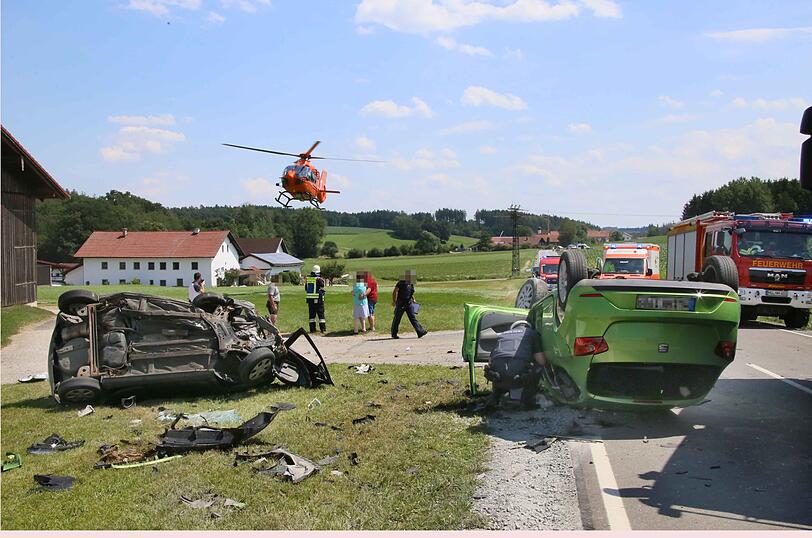 Ein Rettungshubschrauber fliegt die Unfallstelle an.