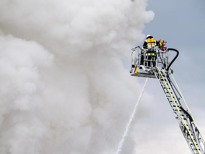 Die Feuerwehr löscht ein Feuer auf einem Recyclinghof im Stadtteil Aubing-Lochhausen. Foto: Matthias Balk