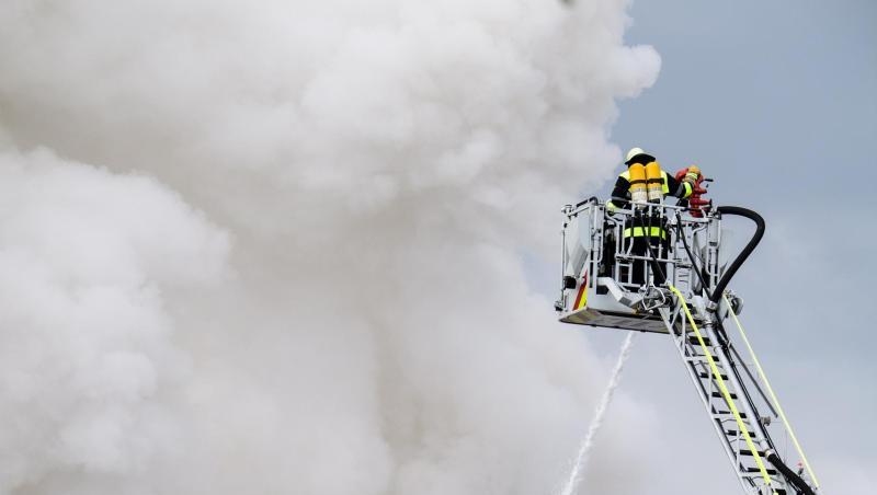 Die Feuerwehr löscht ein Feuer auf einem Recyclinghof im Stadtteil Aubing-Lochhausen. Foto: Matthias Balk Die Feuerwehr löscht ein Feuer auf einem Recyclinghof im Stadtteil Aubing-Lochhausen. Foto: Matthias Balk