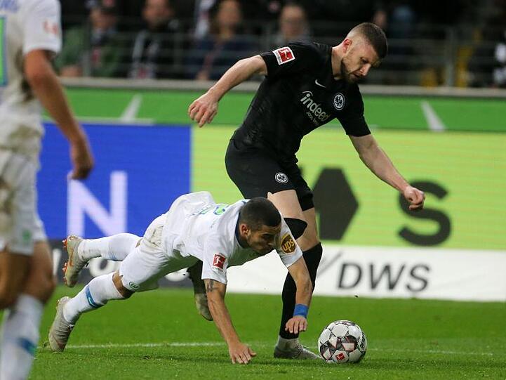 Der Frankfurter Ante Rebic (r) und Wolfsburgs William kämpfen um den Ball.