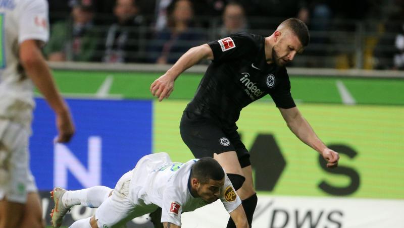 Der Frankfurter Ante Rebic (r) und Wolfsburgs William kämpfen um den Ball. Der Frankfurter Ante Rebic (r) und Wolfsburgs William kämpfen um den Ball.