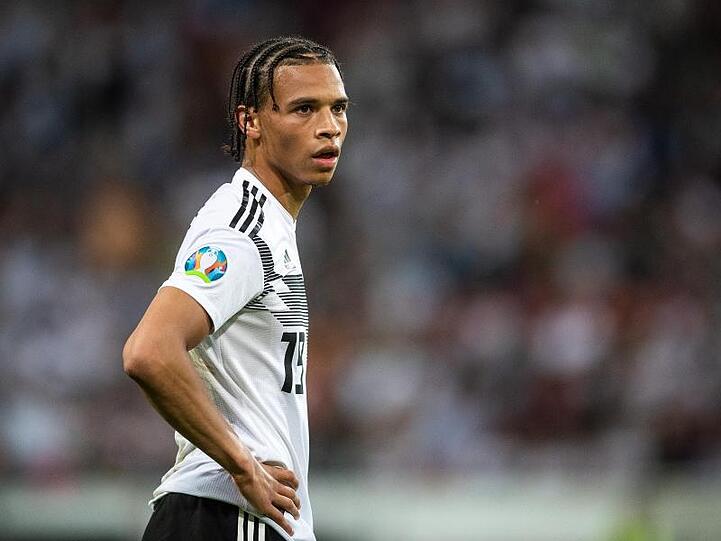 Deutschlands Leroy Sané blickt während der Partie in die Runde. Foto: Marius Becker/Archivbild