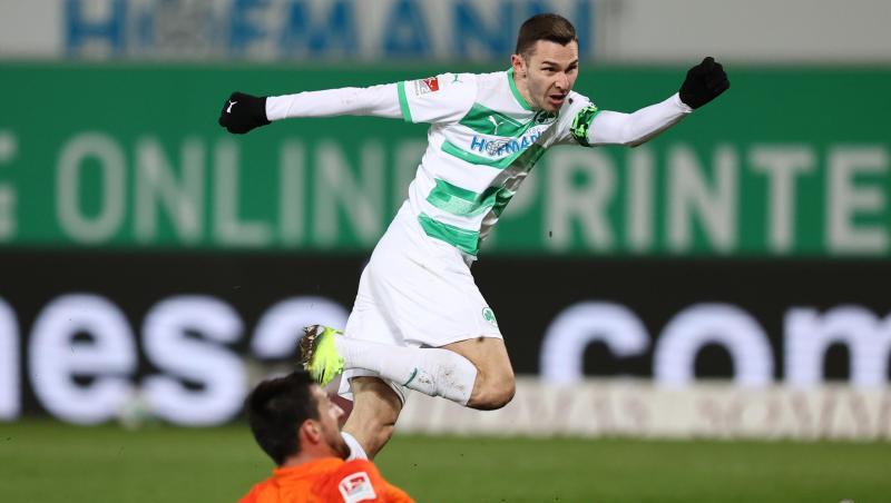 Der Fürther Branimir Hrgota (o) erzielt den Treffer zum 2:0.
