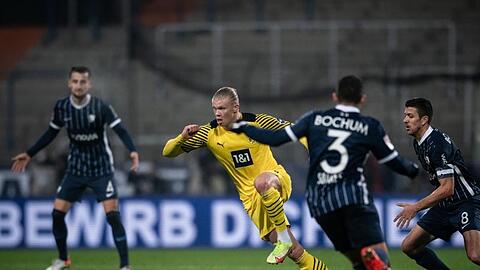 Die Dortmunder um Erling Haaland (2.v.l.) taten sich in Bochum schwer.