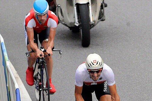 Die Höchststrafe für jeden Zeitfahrer: Fabian Cancellara (vorne) überholt Stefan Schumacher, der 90 Sekunden vor ihm gestartet war.