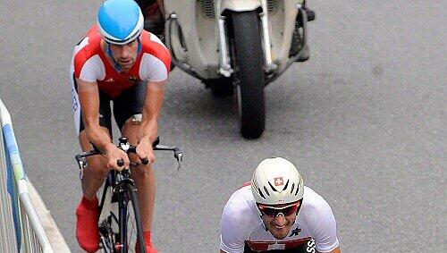 Die Höchststrafe für jeden Zeitfahrer: Fabian Cancellara (vorne) überholt Stefan Schumacher, der 90 Sekunden vor ihm gestartet war. Die Höchststrafe für jeden Zeitfahrer: Fabian Cancellara (vorne) überholt Stefan Schumacher, der 90 Sekunden vor ihm gestartet war.