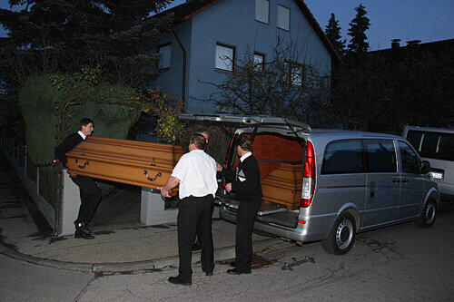 Das Ende einer Familientragödie: Bestatter tragen die Särge der Opfer nacheinander aus dem Haus.