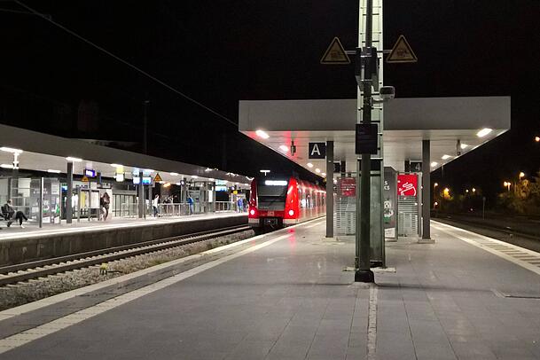 Polizeibeamte nahmen einen Tatverdächtigen noch am Bahnhof Freising fest. (Archivbild) Polizeibeamte nahmen einen Tatverdächtigen noch am Bahnhof Freising fest. (Archivbild)