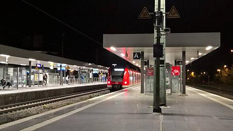 Polizeibeamte nahmen den Tatverdächtigen noch am Bahnhof Freising fest. (Archivbild)
