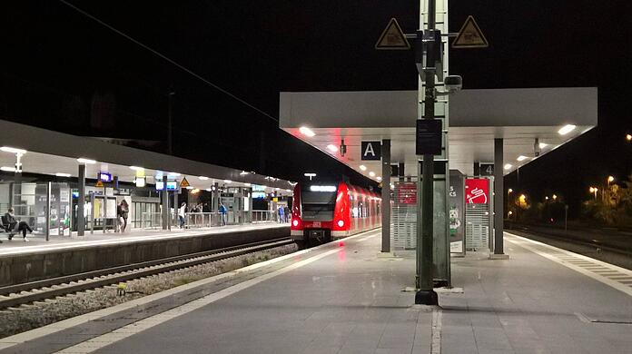 Polizeibeamte nahmen den Tatverdächtigen noch am Bahnhof Freising fest. (Archivbild)
