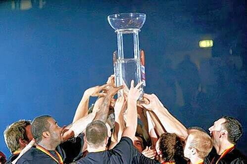 Hoch den Cup! Kollektive Bamberger Basketball-Glückseligkeit nach dem Pokal-Triumph in Frankfurt.