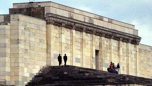 Das Reichsparteitagsgelände am Zeppelinfeld. Das Reichsparteitagsgelände am Zeppelinfeld.