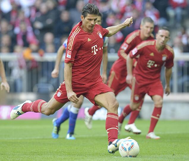 15. Oktober, 16:49 Uhr, Mario Gomez: Nach Hubniks Foul an Ribery verwndelt der Torjäger den Strafstoß - das 4:0.