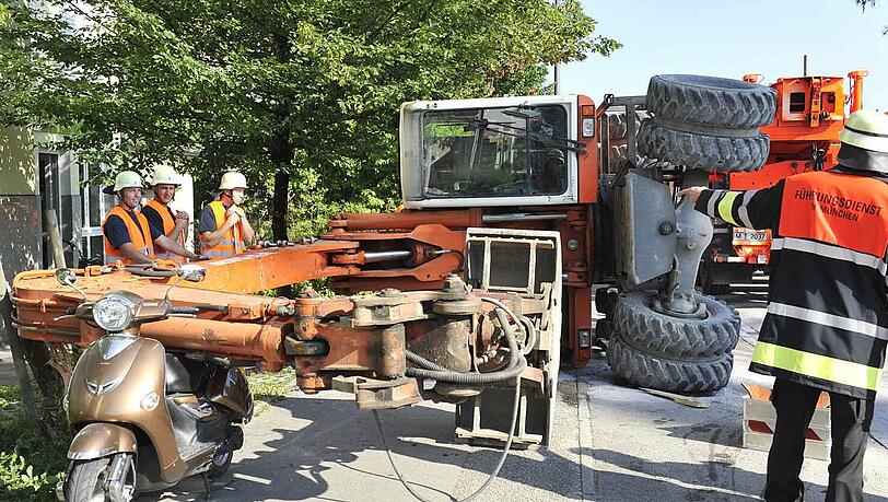 Tiefer gelegt: Ein Bagger ist umgekippt. Der Greifarm des Baugeräts landete direkt auf einem geparkten Motorroller. Tiefer gelegt: Ein Bagger ist umgekippt. Der Greifarm des Baugeräts landete direkt auf einem geparkten Motorroller.
