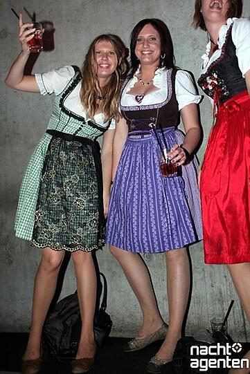 An der Hackerbrücke heißt es auch am Samstag "16 Tage Wiesn - 16 Tage Neuraum". Mehr Bilder unter: www.nachtagenten.de.