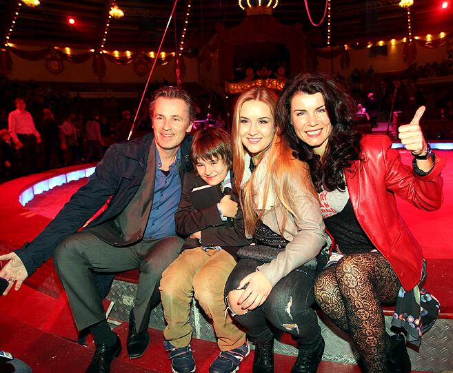 Timothy Peach und Nicola Tiggeler mit ihren Kindern