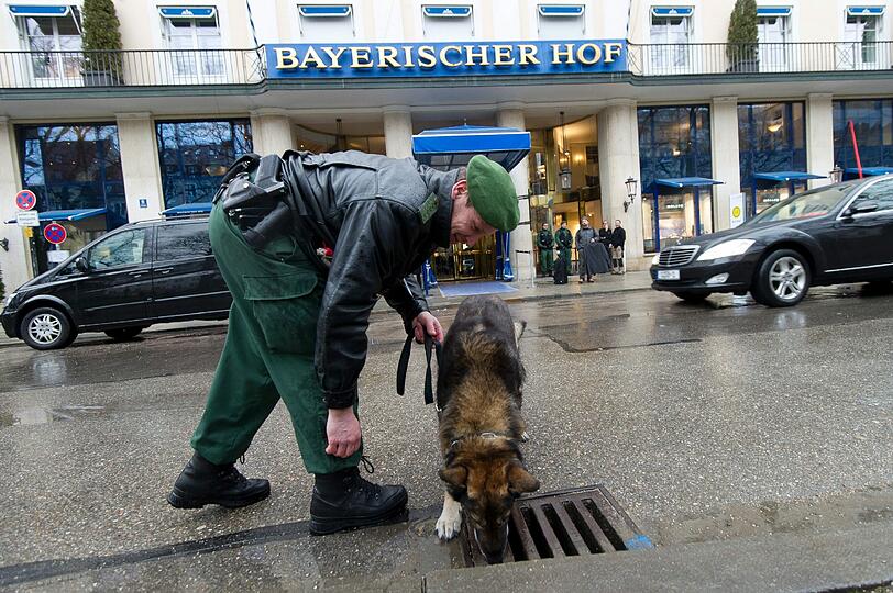 Sicherheitskonferenz in München: Kontrollen der Polizei rund um den Bayerischen Hof.
