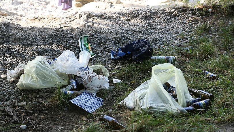 SPD und Grüne wollen mit Kontrollen dem Müllproblem an der Isar Herr werden.