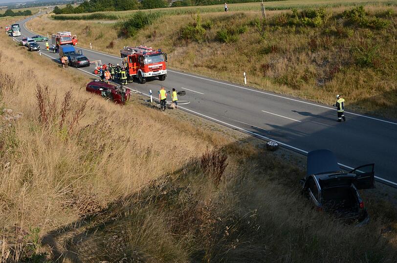 Vier Autos waren in den Unfall verwickelt. Die Bilder!