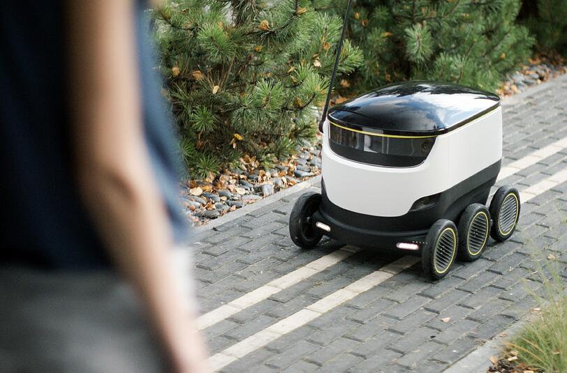 Ein Liefer-Roboter von Starship bringt Post zum Kunden. Foto: Starship Technologies/Hermes/dpa