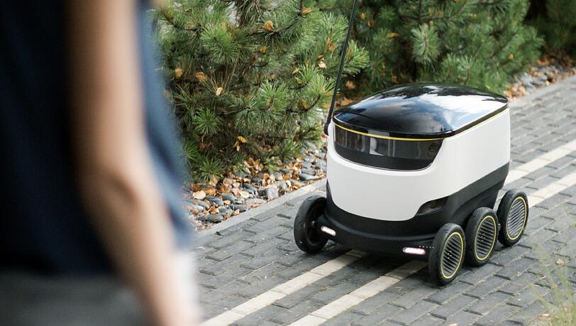 Ein Liefer-Roboter von Starship bringt Post zum Kunden. Foto: Starship Technologies/Hermes/dpa Ein Liefer-Roboter von Starship bringt Post zum Kunden. Foto: Starship Technologies/Hermes/dpa